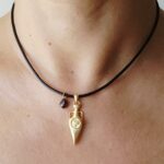 El Yapımı Minimalist Pirinç Testi Uçlu ve Garnet Taşlı Deri Kolye - Görsel 2