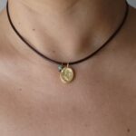 El Yapımı Minimalist Pirinç Uçlu ve Turkuaz Taşlı Deri Kolye - Görsel 2